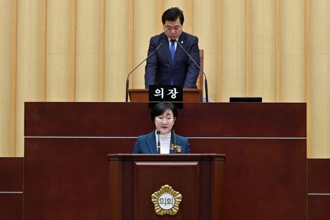 김수영 의원이 20일 제328회 임시회에서 5분자유발언을 통해 공공건물 건립 시 최신 설비 구축 등에 대해 애기하고 있다. 서구의회 제공