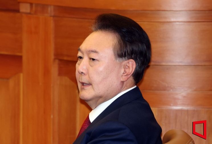 尹锡悦总统20日出席在首尔钟路区宪法法院举行的弹劾审判第10次辩论。2025.02.20 照片联合采访团供图