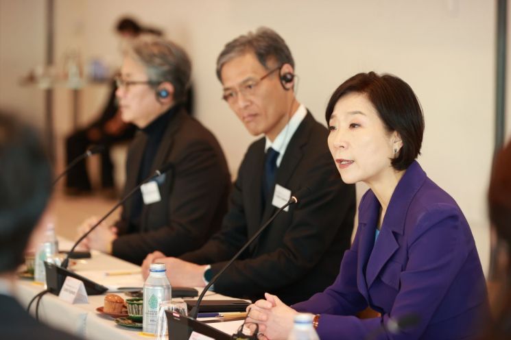 오영주 중소벤처기업부 장관이 20일 일본 도쿄에서 열린 ‘제2회 한·일 바이오 에코시스템 라운드테이블’에서 인사말을 하고 있다. 중기부 제공