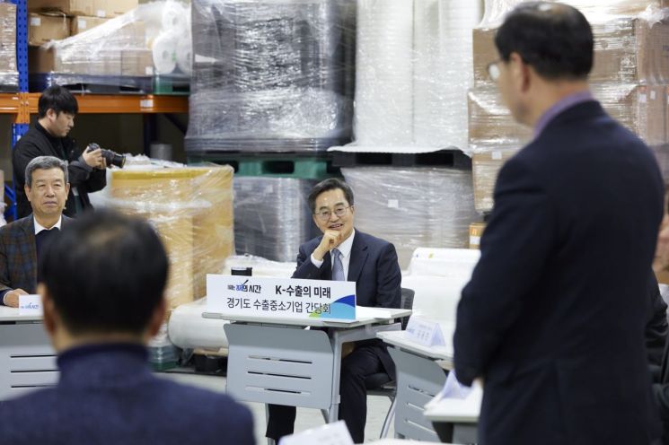 김동연 경기도지사가 20일 군포시 소재 자동차·디스플레이용 고기능성 점착필름 제조업체 ㈜예선테크에서 열린 ‘경기도 수출중소기업 현장 간담회’에 참석해 수출기업인과 이야기를 나누고 있다. 경기도 제공