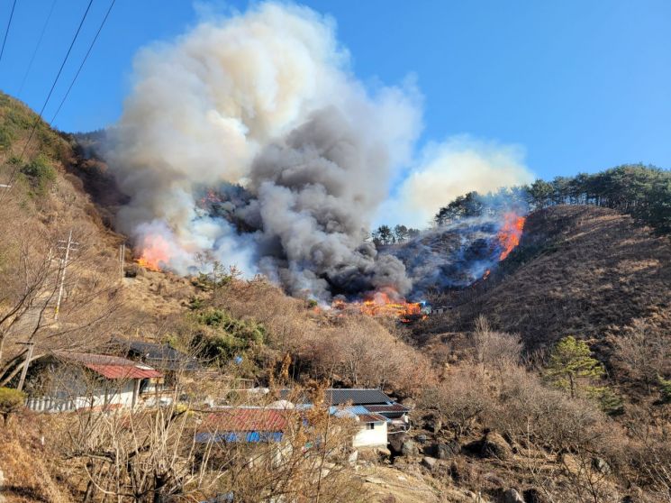 하동 주택 화재, 산불로 번져 … 4시간 만에 진화·1명 화상