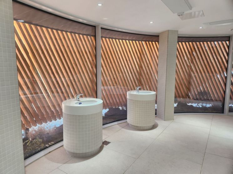 "보안 괜찮나" 나무로 덧댄 공중화장실…와중에 건축 비용 '논란'