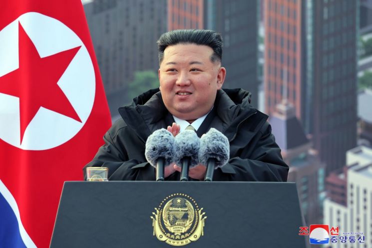 김정은 북한 국무위원장이 참석한 가운데 지난 16일 평양의 화성지구 4단계 1만세대 살림집(주택)건설 착공식이 성대하게 진행됐다고 조선중앙통신이 17일 보도했다. 연합뉴스