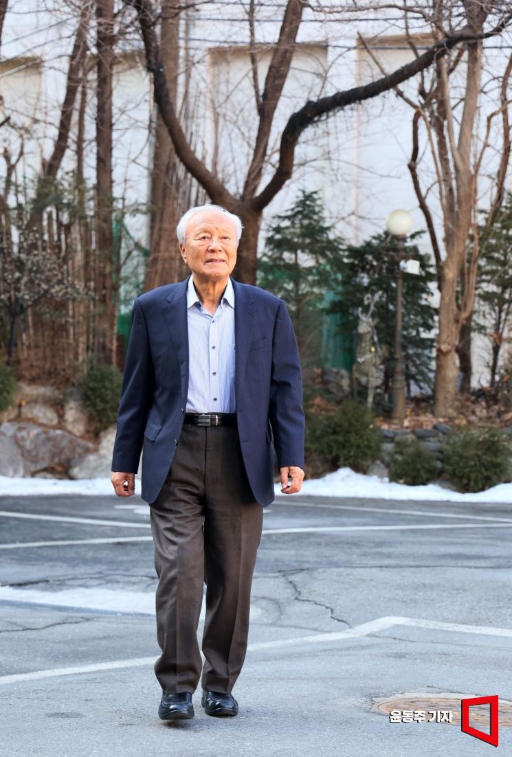 [개헌, 미래를 잇다]"협치로 풀 문제 계엄으로, 대통령 권력 분산해야"