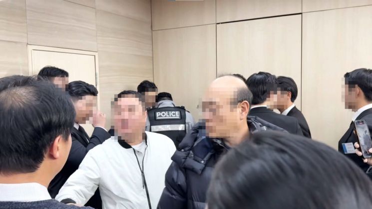 지난해 12월13일 서울 강남구 건설회관에서 코스닥 상장사 대유의 임시 주주총회가 진행됐다. 백승현씨(46·여) 등 소액주주들은 임시 주주총회 진행에 불만을 표하면서 사측 경호원과 몸싸움을 벌여 경찰이 개입했다. 대유소액주주연대 제공