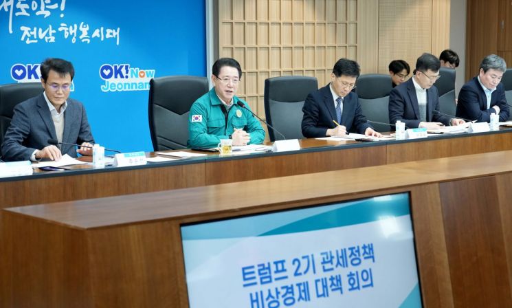 김영록 전라남도지사가 21일 전남도 동부청사에서 ‘트럼프 2기 관세정책 비상경제 대책회의’를 주재하고 직·간접적인 대미수출 감소 등 도에 미치는 위기 진단 및 대응방안을 논의하고 있다. 전남도 제공