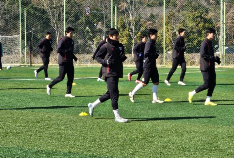기장군민축구단이 첫 경기를 앞두고 훈련을 하고 있다. 기장군 제공