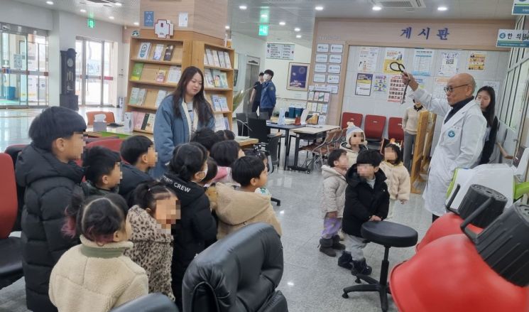 곡성군 보건의료원은 지난 19일 예산어린이집 아이들 30여명을 대상으로 견학·체험 프로그램 진행했다. 곡성군 제공