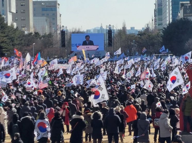 22일 오후 2시부터 대전시청 남문광장에서 열린 기독교단체 '세이브 코리아' 주최 윤석열 대통령 탄핵 반대 집회에는 많은 시민들이 몰렸다. / 대전=박종명 기자