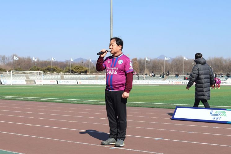 주광덕 남양주시장이 22일 남양주종합운동장에서 열린 남양주시민축구단과 세종SA 축구단의 '2025 K4 리그 홈 개막전'에서 축사를 하고 있다. 남양주시 제공