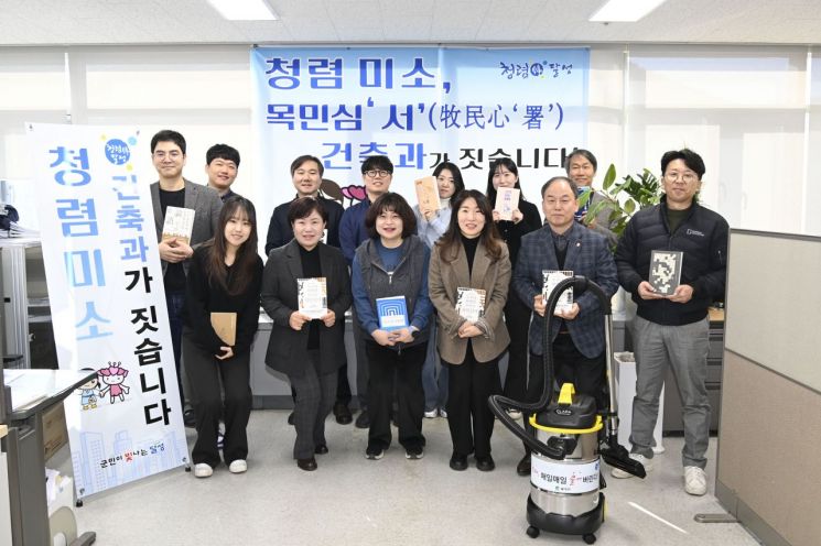 대구 달성군청 건축과 직원 동아리 '목민심서' 회원들이 한자리에 모여 기념촬영을 하고 있다.