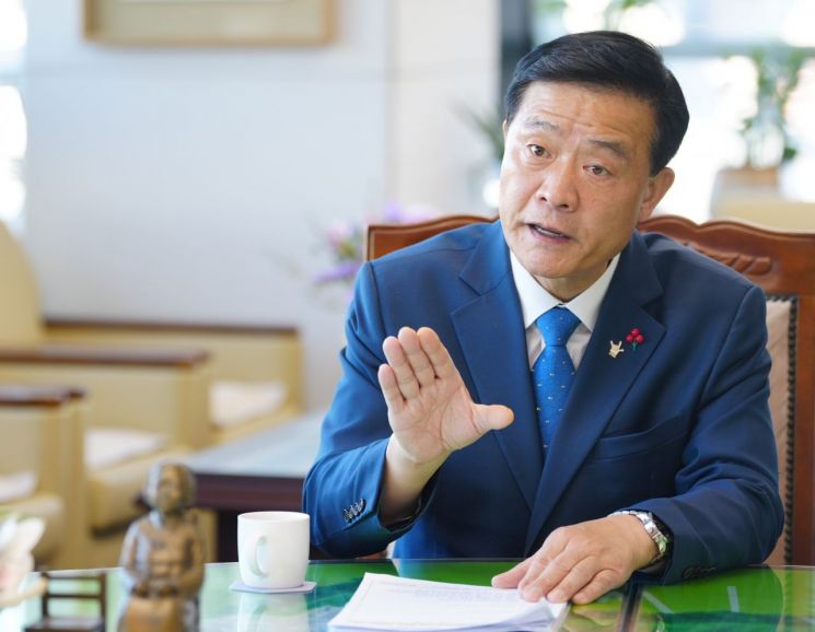 현장을 강조하는 이승로 성북구청장의 별명은 '이웃집 구청장 아저씨'다. 그도 그렇게 불리는 걸 좋아한다. 지난 19일 인터뷰 장소인 구청장실 회의 탁자 위에는 일본군 위안부 피해자를 기리는 평화의 소녀상이 올려져 있다. 성북구 제공.