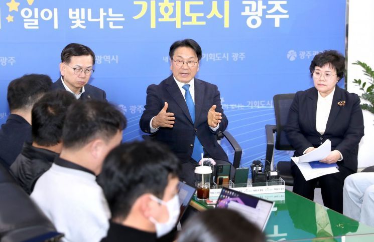 [AI 생각은…] 광주공항 국제선 도입 논란, 물어봤더니