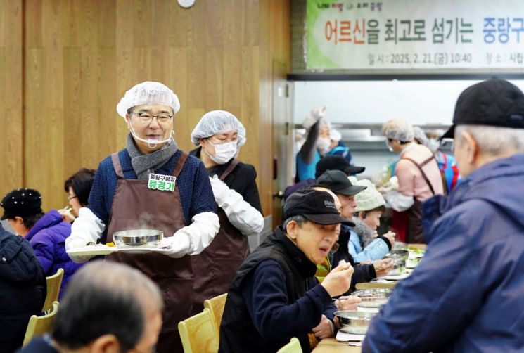 류경기 중랑구청장이 지난 21일 시립 중랑노인종합복지관에서 경로당 배식 봉사를 진행하고 있다.