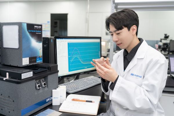 '선케어 시장' 강자 한국콜마, 세계 최초 유·무기 복합 선크림 개발