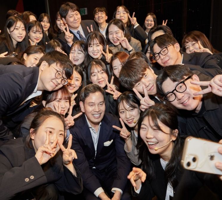 신입사원 만난 정용진 "고객이 원하는 상품·경험 먼저 제시해야"