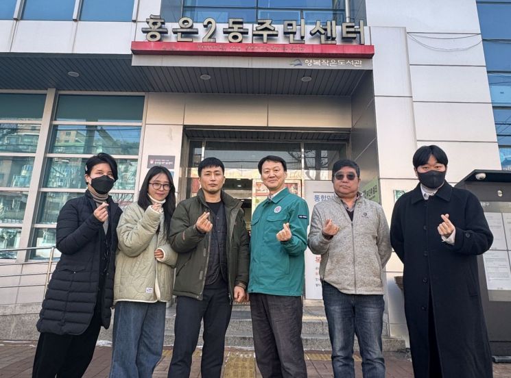 심폐소생술로 시민의 생명을 구한 서대문구 홍은2동주민센터 조동우 주무관(왼쪽 세 번째)이 비상 상황에 함께 힘을 모아 대처한 조중훈 동장(오른쪽 세 번째) 등 홍은2동주민센터 직원들과 함께 기념 촬영을 하고 있다. 서대문구 제공.