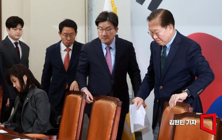 [포토] 비대위 참석하는 권영세-권성동
