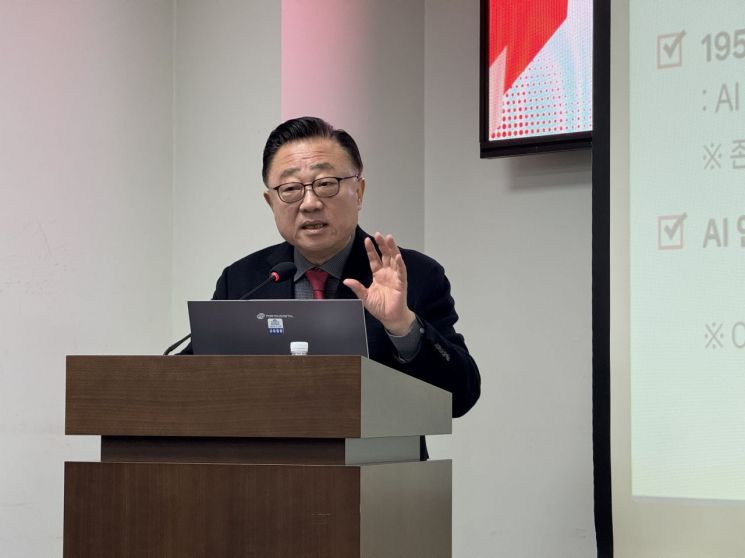 고동진 국민의힘 의원이 지난 21일 국회 의원회관에서 AI에 대해 강연하고 있다. 사진=백종민 테크 스페셜리스트
