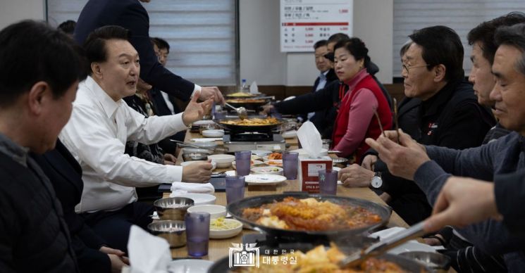 윤석열 대통령이 의정부제일시장 상인들과 함께 시장 인근에서 의정부를 대표하는 음식인 부대찌개로 오찬을 하고 있다. 2024.0.15. 대통령실 제공