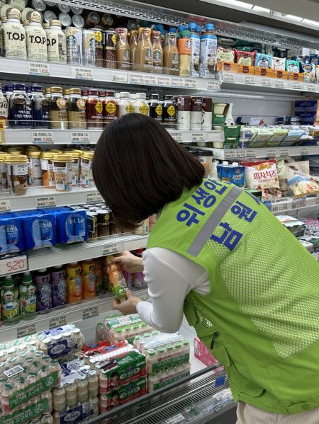 남원시보건소가 식품안전보호구역 내 어린이 기호식품 조리·판매업소를 대상으로 점검하고 있다. 남원시 제공
