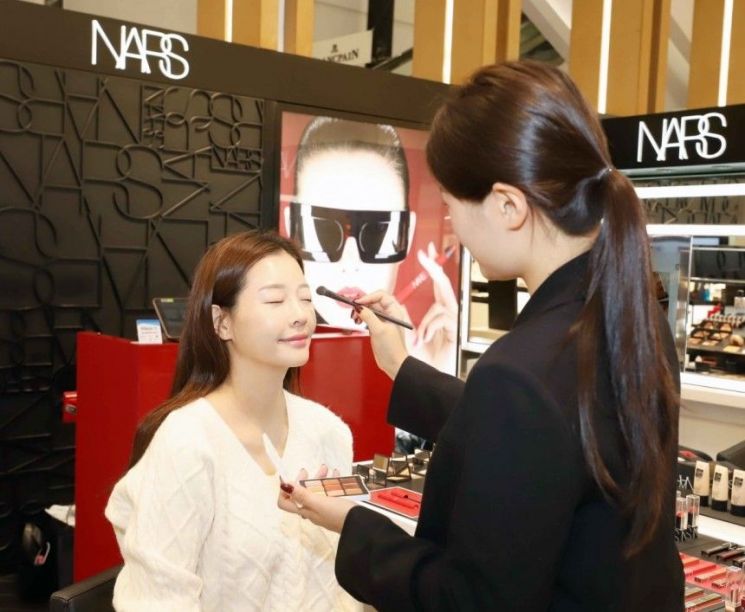10만원 짜리를 공짜로…여행코스로도 인기 '뷰티체험'에 난리난 백화점·올리브영