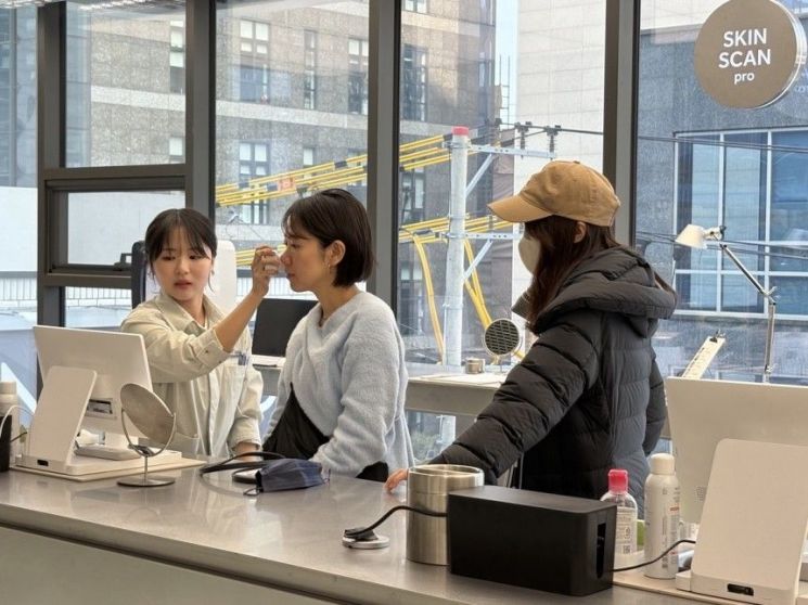 10만원 짜리를 공짜로…여행코스로도 인기 '뷰티체험'에 난리난 백화점·올리브영
