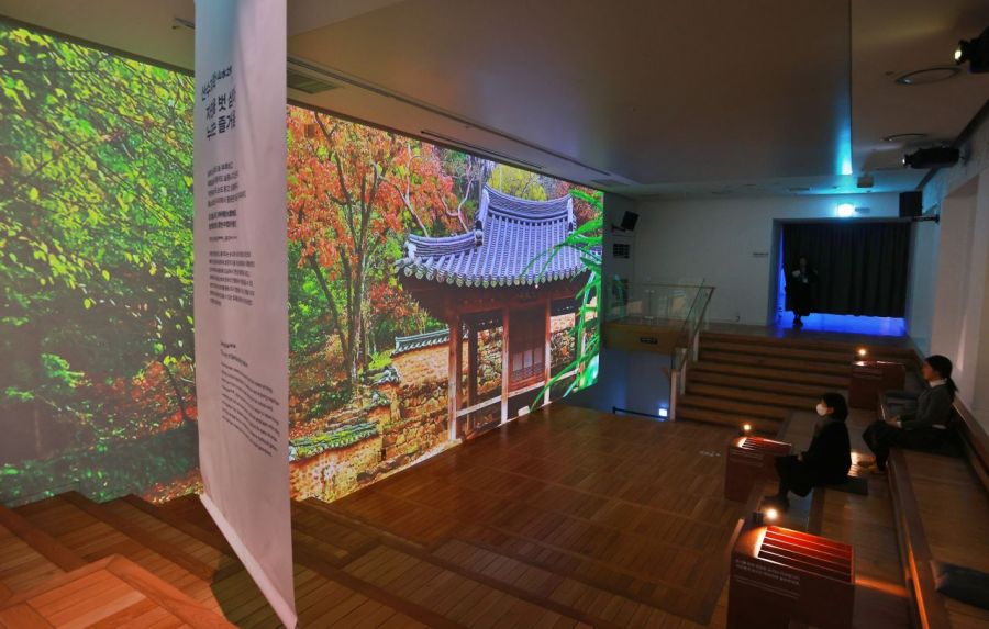 24일 오전 서울 종로구 세종문화회관 미술관에서 열린 '미음완보(微吟緩步), 전통 정원을 거닐다' 전시 언론공개회에서 참석자들이 미디어 아트 영상을 관람하고 있다.  연합뉴스