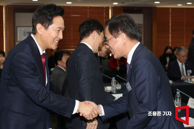 [포토] 서울혁신대학지원위원들과 인사하는 오세훈 시장