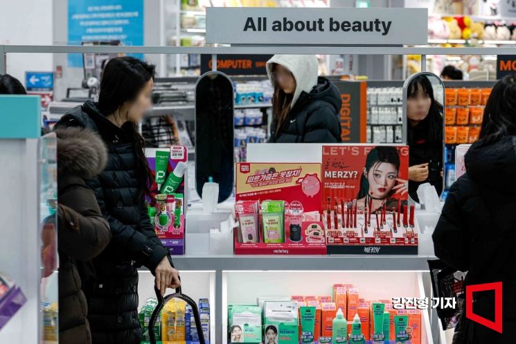 On the 24th, a customer visiting Daiso Emart Mokdong Store in Yangcheon-gu, Seoul is looking at cosmetics. 2025.2.24. Photo by Kang Jinhyung