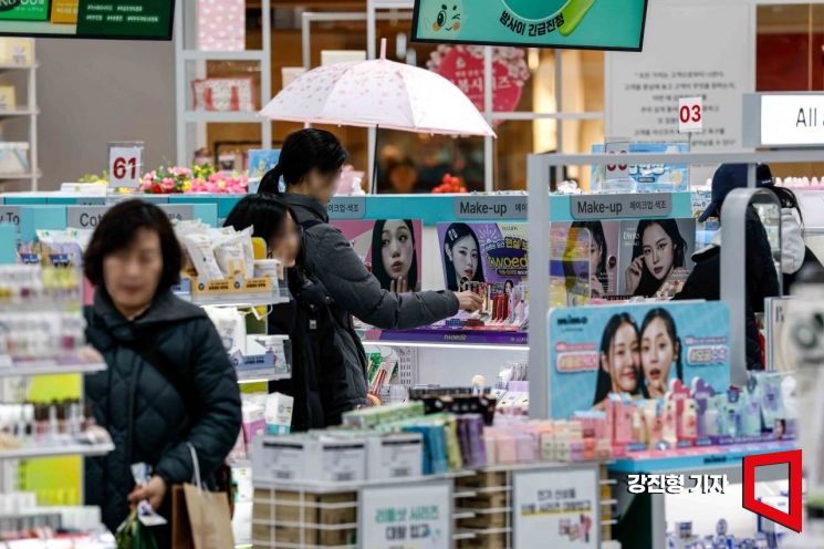 서울 양천구 다이소 이마트목동점을 찾은 고객이 제품을 둘러보고 있다.