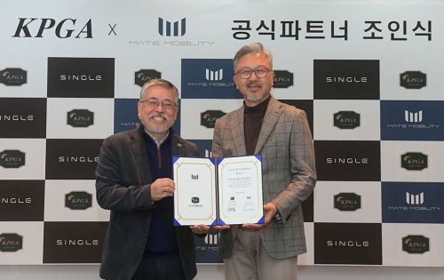 김원섭(왼쪽) KPGA 회장과 이상현 메이트모빌리티 대표이사가 업무 협약서에 사인한 뒤 기념 촬영을 하고 있다. 사진제공=KPGA
