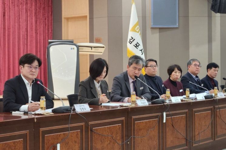 김병수 김포시장(왼쪽)이 24일 시정기자회견을 개최하고 올해 김포시 방향에 대해 설명하고 있다. 김포시 제공