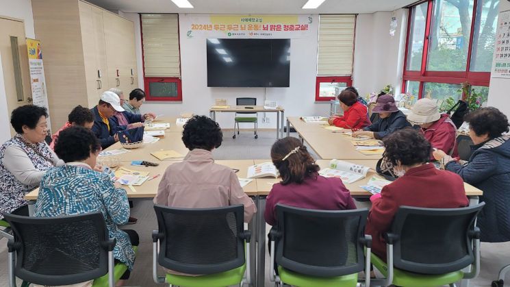 영주시 치매안심센터가 지역 어르신들을 대상으로 치매 예방 프로그램을 운영하고 있다. 영주시 제공