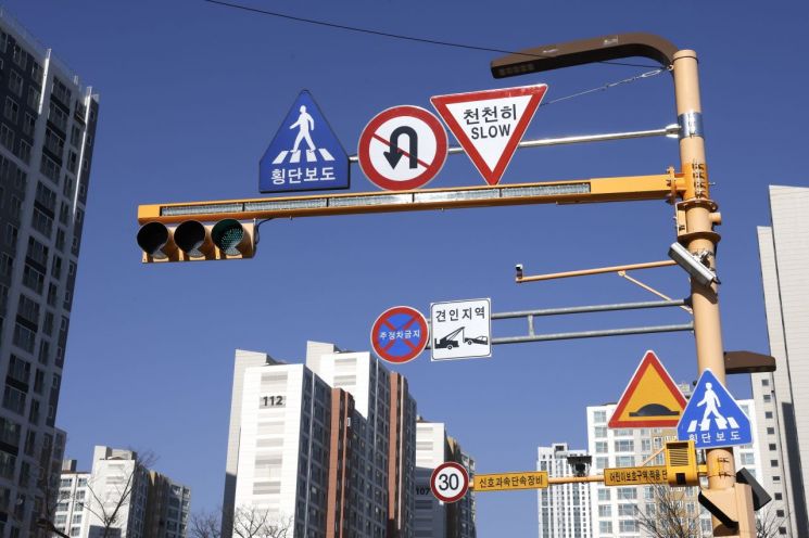 화성시 송린초등학교 앞 어린이보호구역의 신호등 위에 설치된 'LED 차량신호등 보조장치'. 화성시 제공