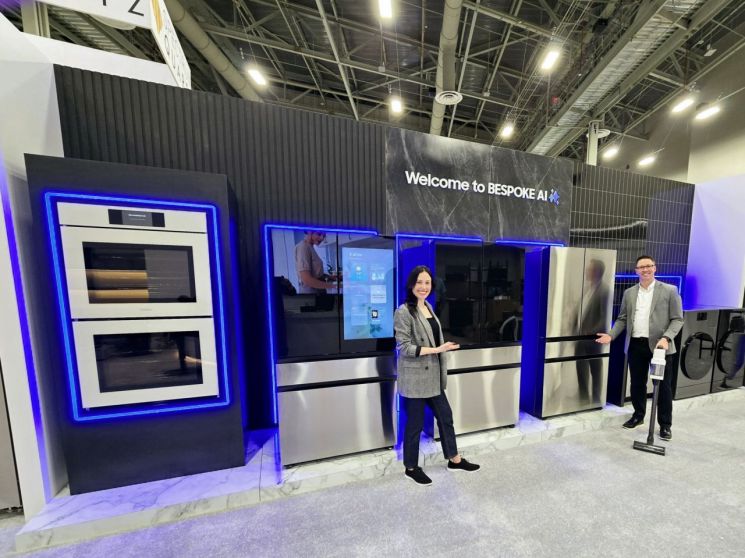 A Samsung Electronics employee is introducing Bespoke home appliances equipped with artificial intelligence (AI) features at KBIS 2025. Photo by Samsung Electronics