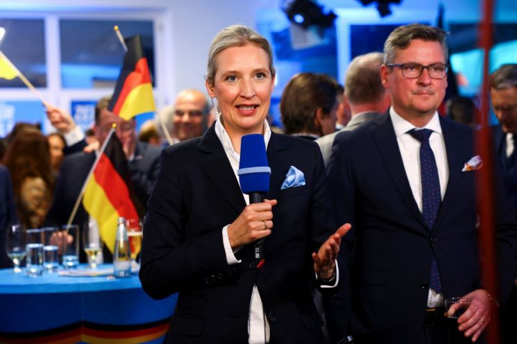 23일(현지시간) 총선 직후 기자회견을 갖고 있는 알리스 바이델 '독일을 위한 대안(AfD)' 공동대표의 모습. AfD는 이번 총선에서 20%의 지지율을 얻어 제2당으로 올라섰다. 로이터·연합뉴스