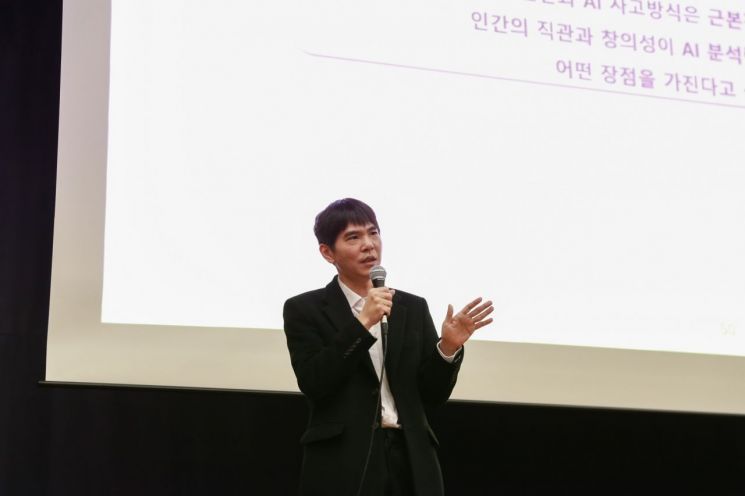 이세돌 UNIST 특임교수가 2025학년도 신입생 오리엔테이션 특강을 진행하고 있다. UNIST 제공