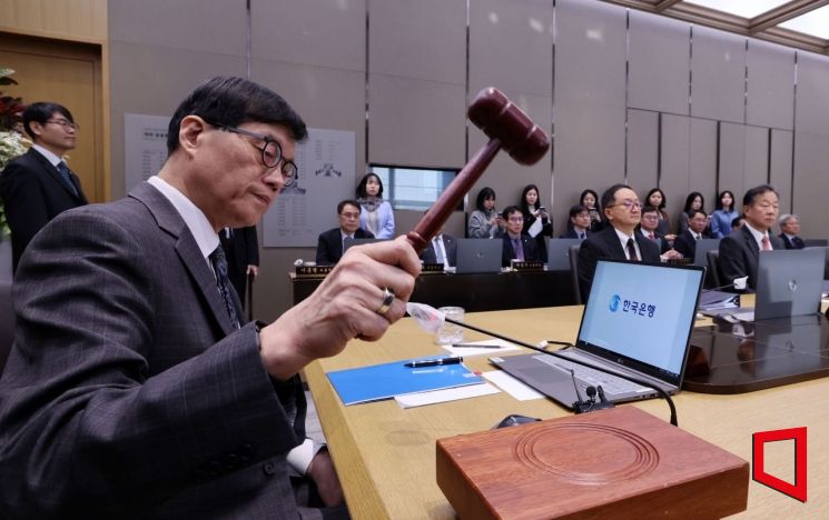 이창용 한국은행 총재가 25일 오전 서울 중구 한국은행 본관에서 열린 금융통화위원회 본회의에서 의사봉을 두드리고 있다. 2025.02.25 사진공동취재단