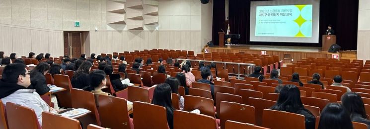 광주사회서비스원은 최근 광주일가정양립지원본부에서 자치구·동 행정복지센터 긴급돌봄 지원사업 공직자 90명을 대상으로 실무교육을 실시했다. 광주사회서비스원 제공