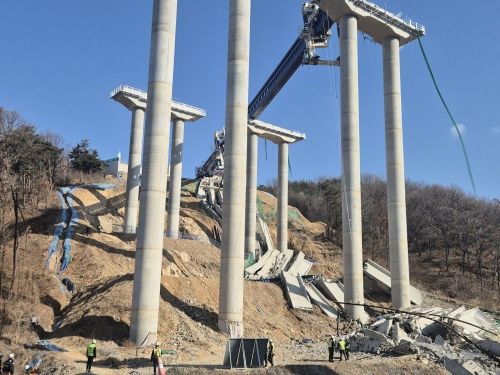 25일오전 9시49분께 충남 천안시 서북구 입장면 도림리 인근 고속도로 공사 현장에서 붕괴 사고가 발생했다. 소방청제공