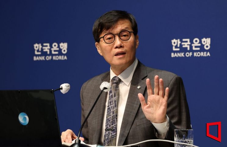 이창용 한국은행 총재가 25일 서울 중구 한국은행에서 열린 금융통화위원회 금리 결정에 대한 기자간담회에서 발언하고 있다. 202502.25 사진공동취재단