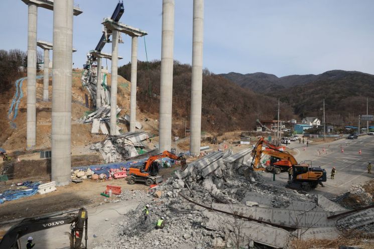 국토부, '안성 고속도로 붕괴' 공법 사용한 공사 전면 중단