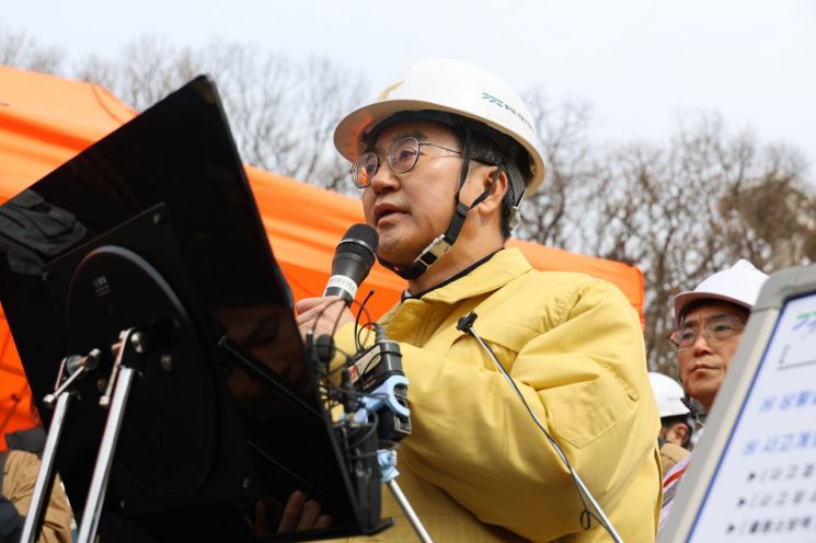 김동연 경기지사가 25일 경기도 안성시 서운면 산평리 소재 서울세종고속도로 천안~안성구간 9공구 천용천교 붕괴 현장을 찾아 사고 수습 관련 입장을 밝히고 있다. 연합뉴스