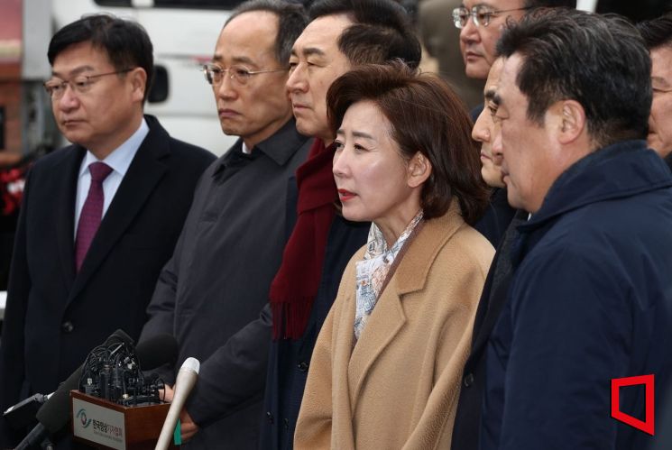 나경원 국민의힘 의원을 비롯한 소속당 의원들이 지난 25일 오후 서울 종로구 헌법재판소에서 열린 대통령 탄핵심판 최종 변론에 참관하기 위해 입장하며 발언하고 있다. (2025.02.25 사진공동취재단)