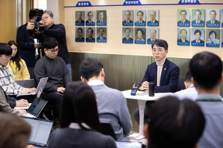김완섭 환경부 장관이 25일 세종 정부청사에서 열린 기자간담회에서 발언하고 있다. 사진=환경부