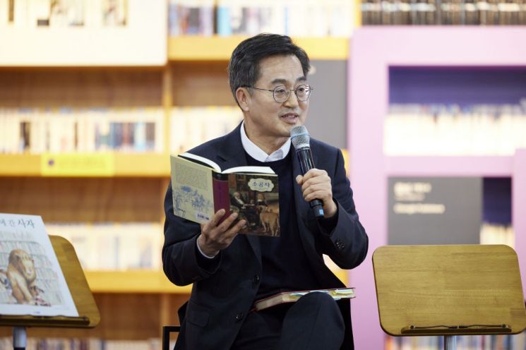 김동연 지사가 타운홀미팅에서 방송인 일리야 벨랴코프, 경기 히든작가 이서우, 3대째 운영하는 지역서점 동방서림 책방지기 최서림이 함께 인생에 변화를 준 책을 소개하고 하고 있다. 경기도 제공