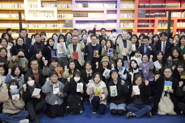 김동연 경기도지사가 25일 파주출판도시 내 지혜의 숲에서 열린 '경기도 독서문화 진흥을 위한 비전' 행사에 참석해 참석자들과 기념촬영을 하고 있다. 경기도 제공