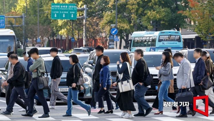 서울 종로구 광화문 네거리에서 직장인들이 출근길에 오르고 있다.