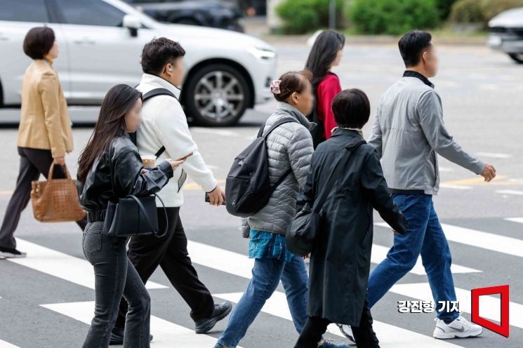 서울 마포구 공덕오거리 인근에서 직장인들이 출근길에 오르고 있다.